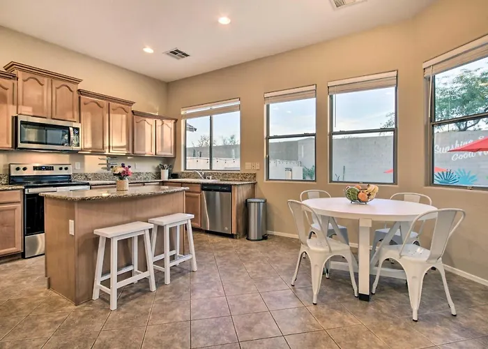 Pool & Game Room: In Goodyear Near Golfing Holiday home