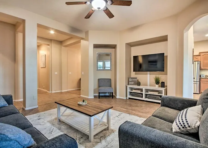 Holiday home Pool & Game Room: In Goodyear Near Golfing