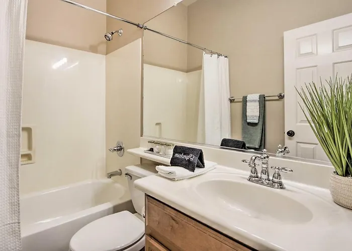 Holiday home Pool & Game Room: In Goodyear Near Golfing