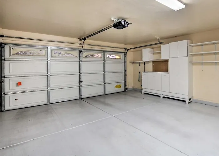 Pool & Game Room: In Goodyear Near Golfing Holiday home