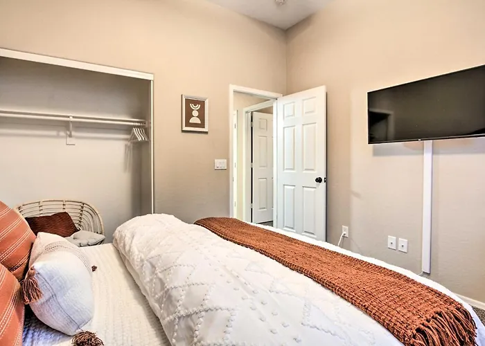 Pool & Game Room: In Goodyear Near Golfing Holiday home